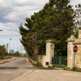 Lasciamo questo luogo e riprendiamo strada Santa Caterina. E dopo cento metri, sulla sinistra, ci imbattiamo nella masseria che d� il nome alla via
